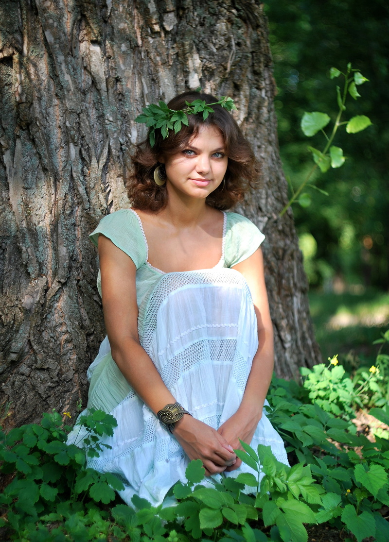 magic, front, story, green, sleeved, cap, beautiful woman, surrounded, tree, elf, young women, lady, hippie, front view, smile, cute, casual clothing, bark