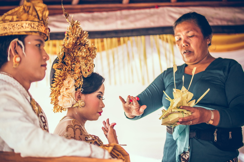 men, sacred, facial expression, ritual, happiness, group of people, groom, indoors, smiling, bride, 5K, colors, people, ethnic, woman, women, family, daughter