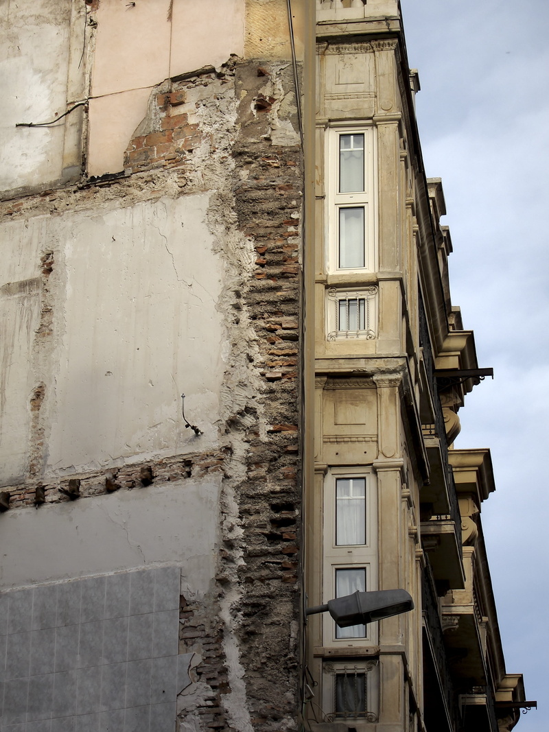 oxide, old building, window, old, house, cracks, building exterior, brick, outdoors, wall, sky, building, no people, 2K, damaged, built structure, nature