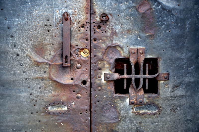 day, bolt, closed, entrance, weathered, 4K, backgrounds, protection, grating, no people, rusty, full frame, indoors, old, decline, veneer, lock, close-up