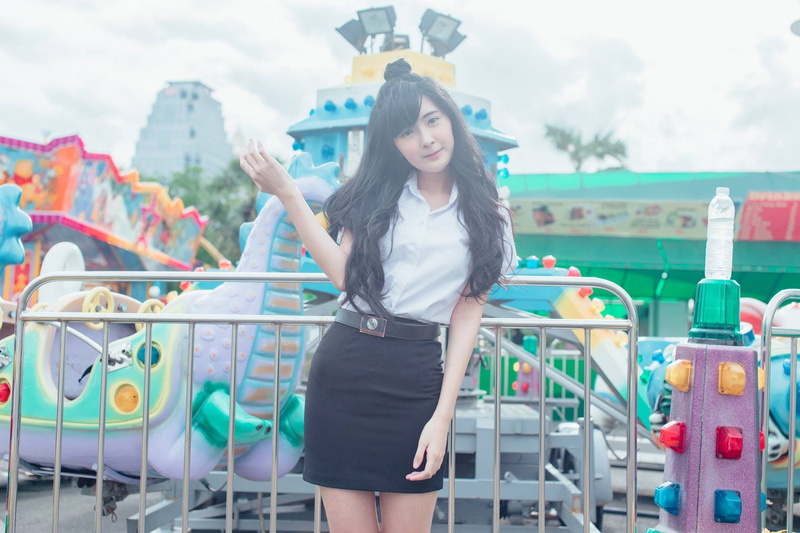 three quarter length, day, human arm, one person, beautiful woman, standing, lifestyles, real people, teenager, casual clothing, hairstyle, 1080P, leisure activity