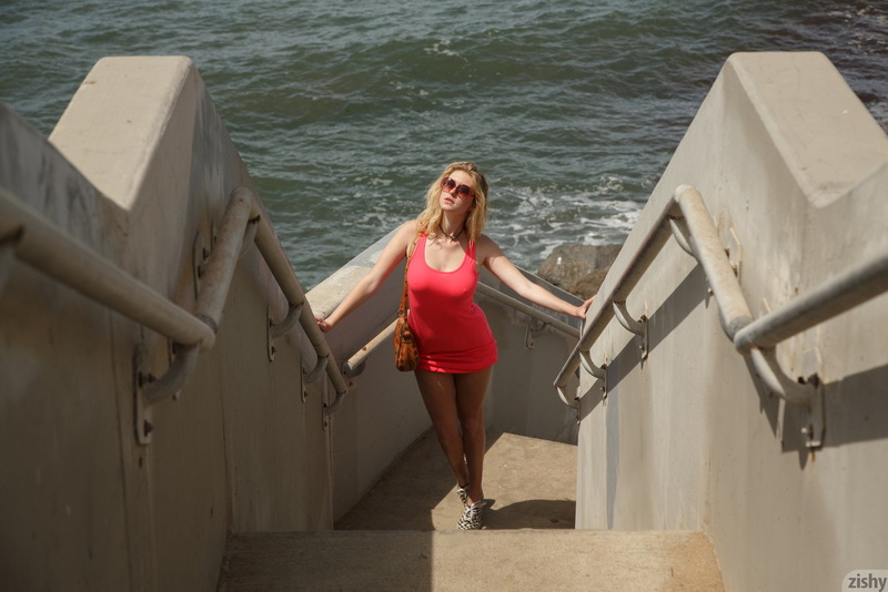 sunlight, women, legs, blonde, sea, Lyndie Brittain, gray, red dress, 720P, women with shades, zishy, minidress