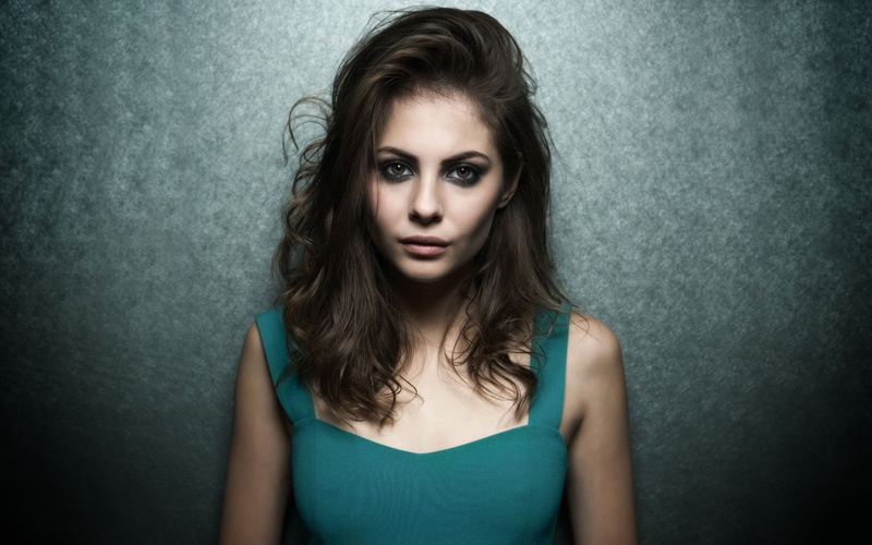 women, long hair, young adult, cure girl model actress celebrity photography willa holland, hairstyle, hair, emotion, 1080P, serious, indoors, front view