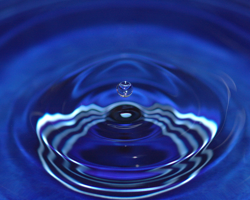 blue, drop of water, waterfront, 2K, selective focus, rippled, glass, liquid, round, drop, droplet, reflection, backgrounds, splashing droplet, raindrop