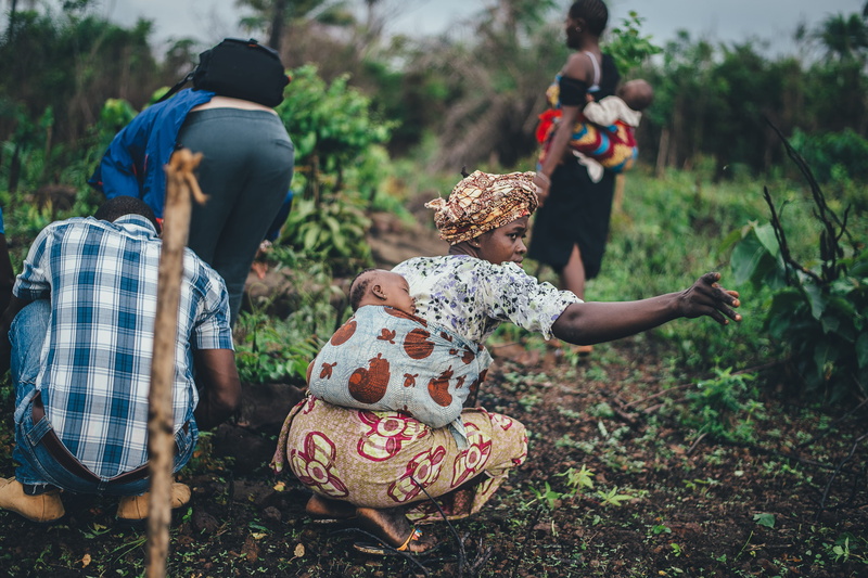 woman, men, nature, tree, women, people, males, leisure activity, friendship, plant, day, field, group of people, rear view, top, leone, carrying, sling
