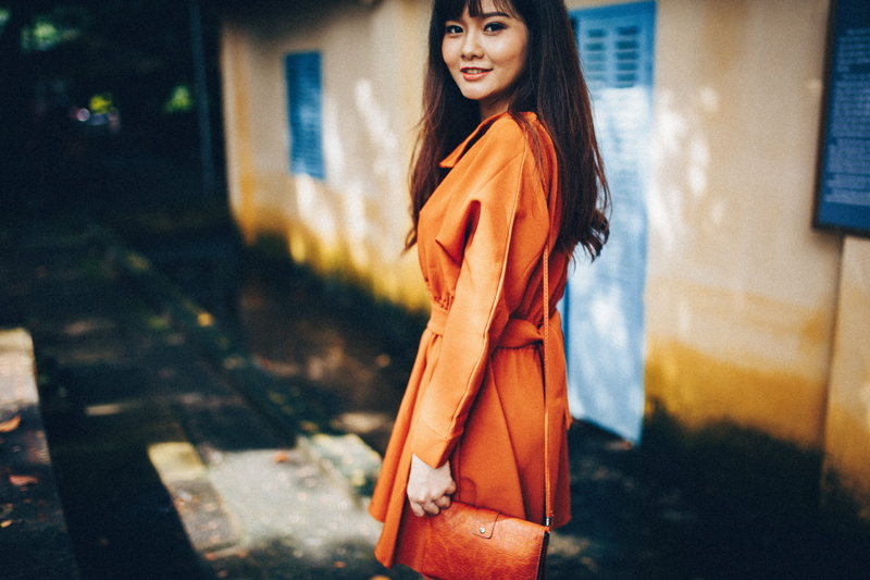 street, architecture, young women, belleza, window, 5K, orange, three quarter length, door, adult, bag, hair, lifestyles, beautiful woman, outdoors, dress