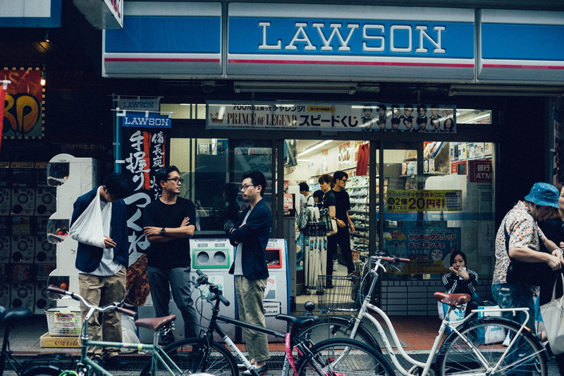 5K, young men, sidewalk, asian, man, adult, building exterior, city, men, broken arm, near, communication, group of people, sling, text, transportation