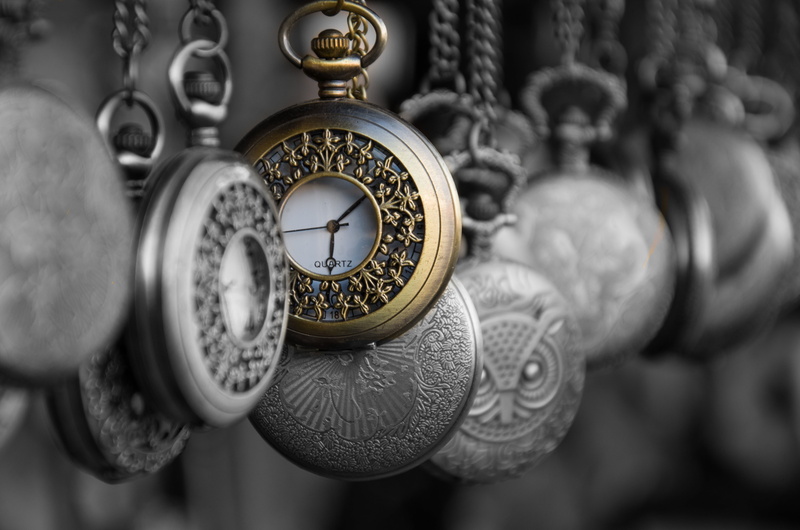 lot, scholarship, pocket watch, metal, design, old-fashioned, photo, hanging, day, closeup, no people, focus on foreground, luxury, time, 4K, decoration