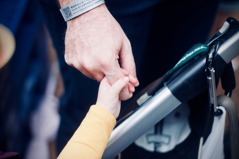 trust, men, lifestyles, two people, body part, focus on foreground, outdoors, 5K, hand, human hand, day, human body part, close-up, parent, toddler, women