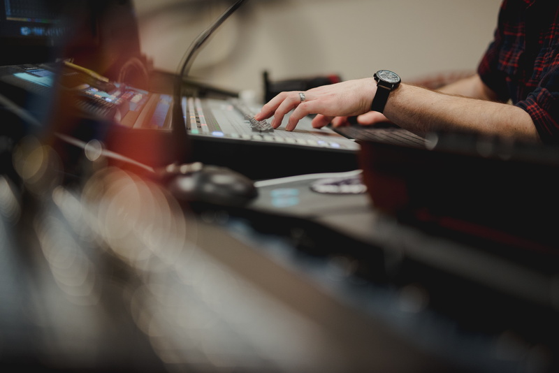 lcd screen, mixer, hand, men, computer keyboard, arts culture and entertainment, computer, human, pub, laptop, real people, 5K, display, musician, human body part