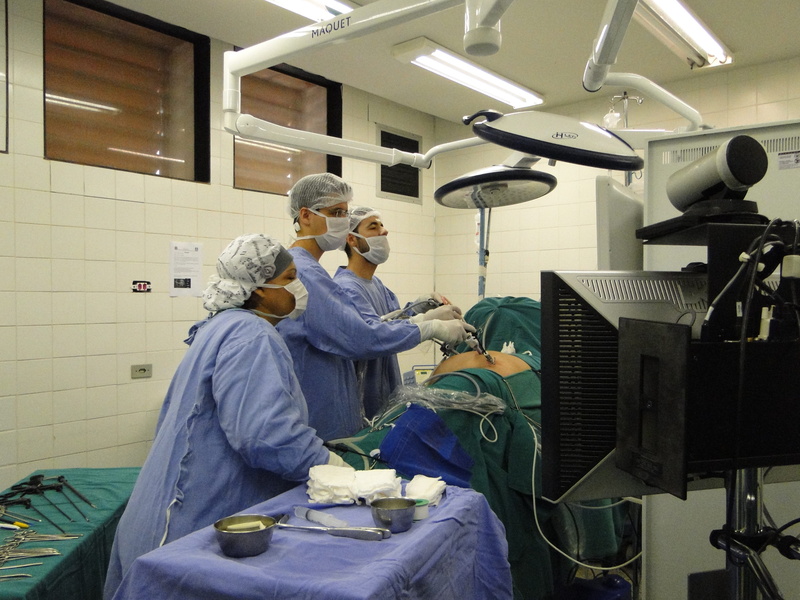 healthcare worker, electric lamp, tumor, doctor, Nephrectomy, urologist, Laparoscopy, men, patient, adult, mature men, group of people, mature adult, lighting equipment