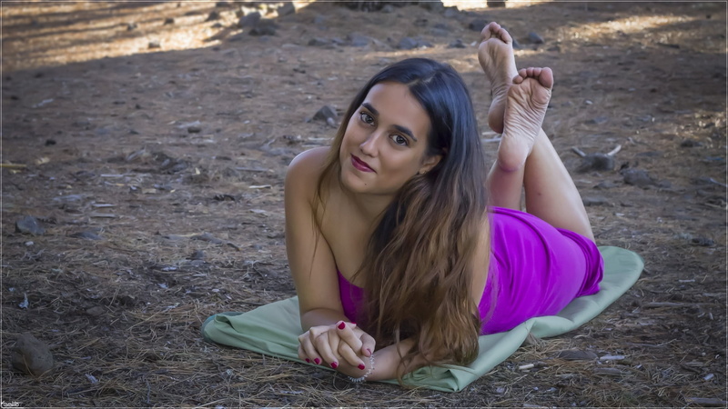 Latinas, foot sole, kaslito, women, 1080P, looking at viewer, long hair, feet crossed, feet, young woman, Cerosua, brunette