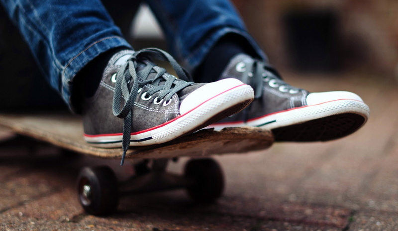 skateboard, skateboarding skateboards, canvas shoe, body part, human foot, leisure activity, human limb, casual clothing, sole of shoe, balance, 2K, day
