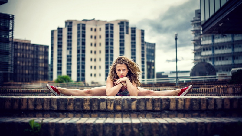 built structure, looking at viewer, leisure activity, beautiful woman, one person, nature, splits, 1080P, beauty, women, lifestyles, sky, young adult