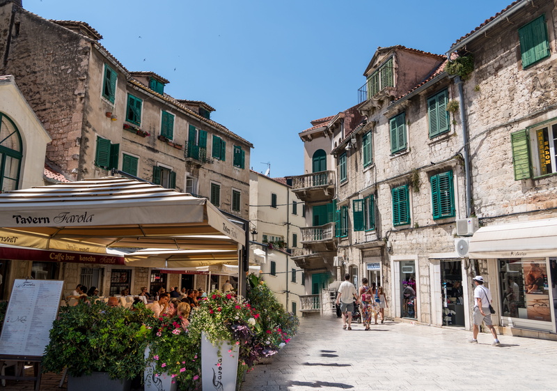 white, building, mediterranean, nature, photography, tourist, incidental people, old, travel destinations, split, concrete, day, architecture, plant, 5K