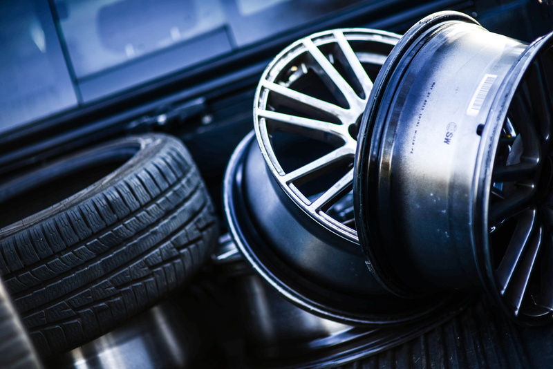 engine, selective focus, reflection, transportation, multi, black car, indoors, rim, industry, vehicle part, two, land vehicle, black color, 5K, vehicle
