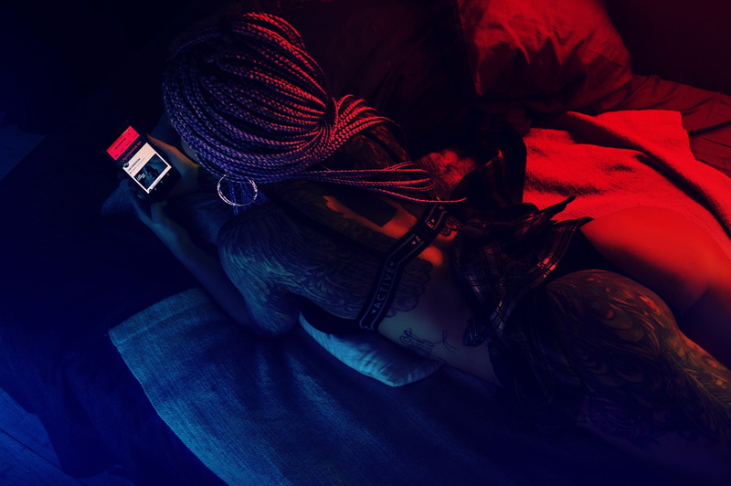 hairstyle, leisure activity, holding, technology, people, in bed, testing, indoors, african american, red, women, young women, lifestyles, 2K, light, real people