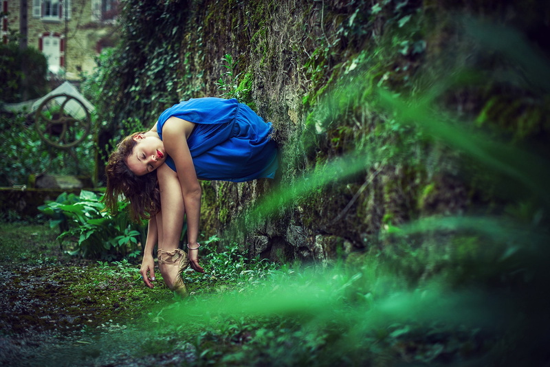 hair, nature, beautiful woman, plant, young adult, side view, forest, women, tree, hairstyle, day, green color, leisure activity, lifestyles, full length