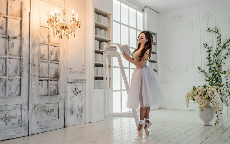 wooden surface, flowers, books, model, long hair, chandeliers, skirt, ballerina, 1080P, brunette, shelf, indoors, women, tiptoe, ballet slippers, wavy