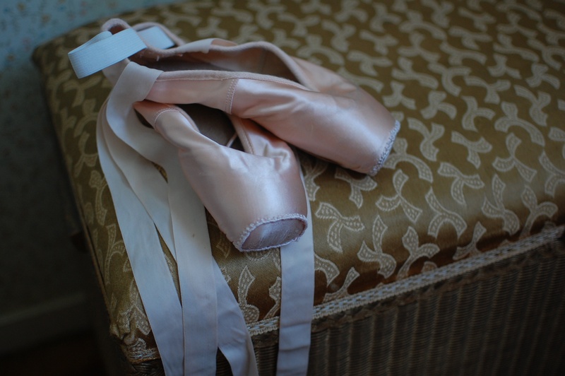 one person, adult, pink, real people, dancing, elegance, shoe, ottoman, fashion, 2K, human body part, connection, mobile phone, human leg, low section