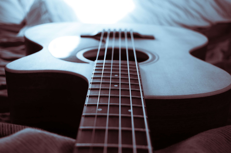 guitar, bass guitar, skill, one person, selective focus, arts culture and entertainment, acoustic, acoustic guitar, musical equipment, musician, human hand