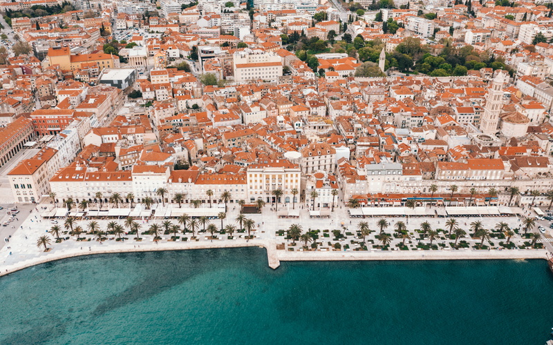 sea, no people, building exterior, land, 5K, water, tones, pool, travel, coast, luxury, travel destinations, tourism, residential district, cityscape