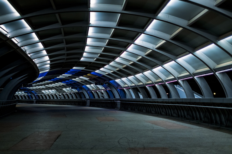 empty, curved, tile, 4K, architecture, in a row, no people, tiled floor, station, photo, lighting equipment, corridor, direction, stadium, hallway, ceiling