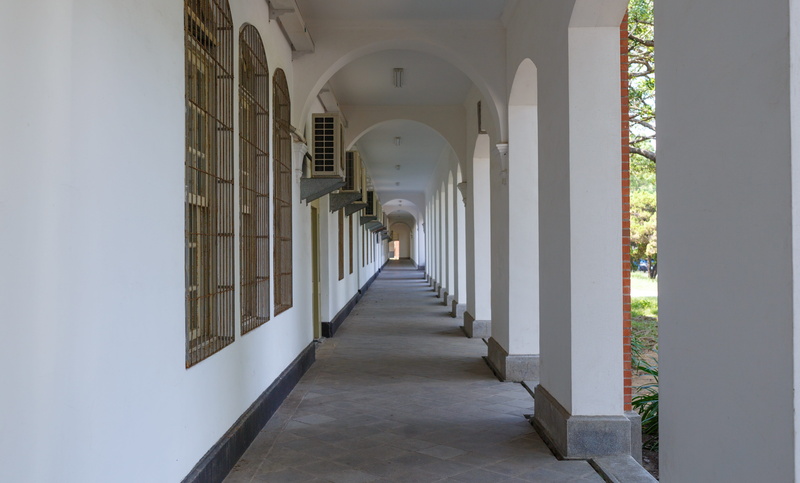 in a row, built structure, passage, window, passageway, architectural column, hallway, empty, diminishing perspective, indoors, no people, inside, 5K