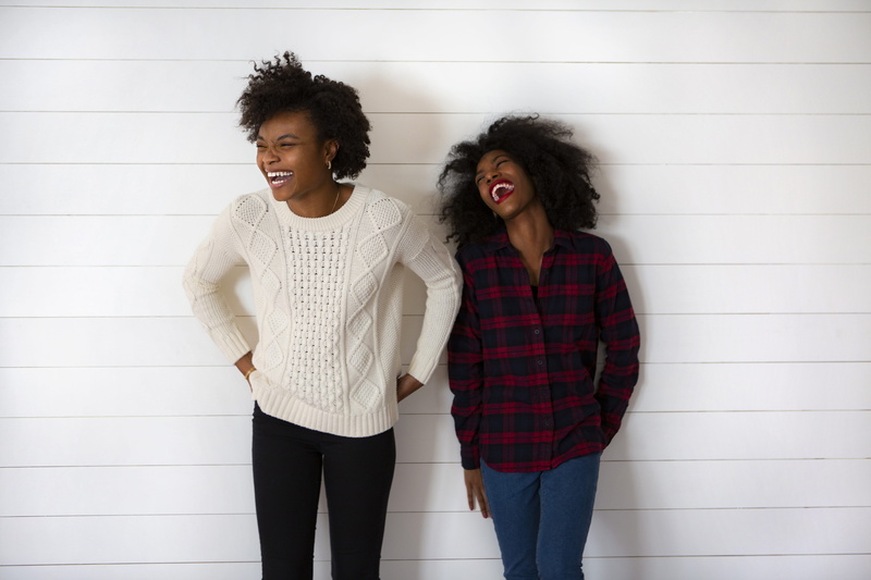 best friend, pair, red, black, beautiful woman, jeans, button, chica, crew, hairstyle, sweater, retrato, white, women, togetherness, smiling, two people