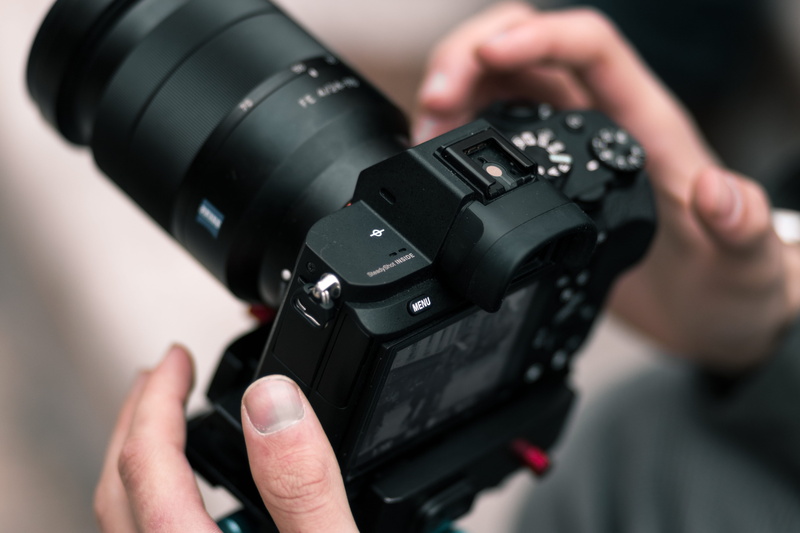 selective focus, photographic equipment, electronics, black, close-up, finger, malta, black color, foto, camera, nail, photography themes, face, occupation