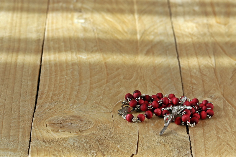 food and drink, rosary beads, 4K, nature, pray, christmas, religion, plant, no people, cross, wood grain, berry fruit, beads, freshness, textured effect