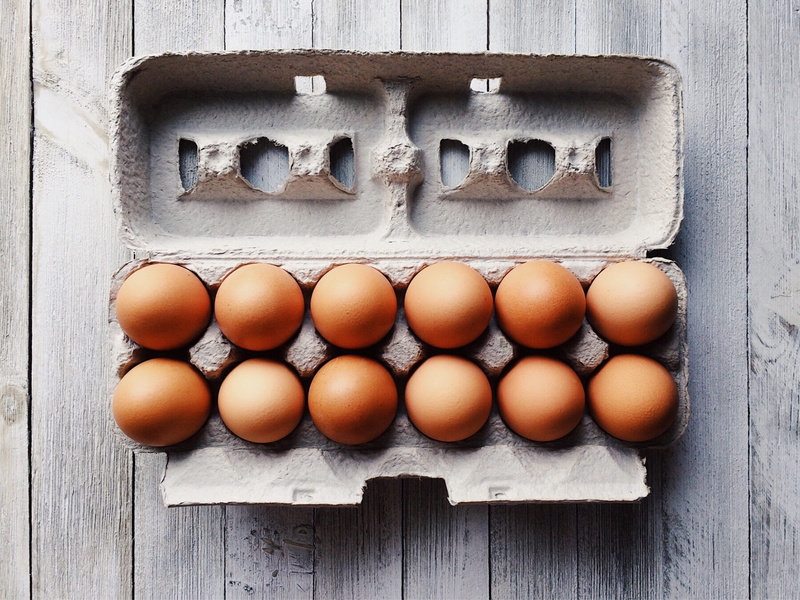 in a row, day, breakfast, wellbeing, fragility, high angle view, chicken, healthy eating, dozen, egg, side by side, fresh, egg carton, no people, food