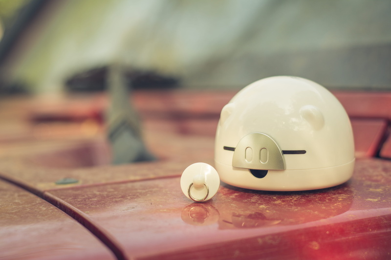 plastic, cable, shallow, selective focus, art, 5K, blur, indoors, wood, conceptual, wood - material, no people, reflection, piggy, headwear, bank, fuel and power generation