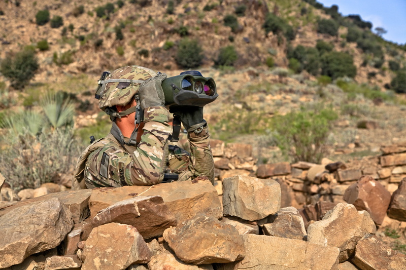spy glass, land, men, lookout, weapon, watch out, war, armed forces, planning, government, army soldier, aiming, binoculars, rifle, clothing, military