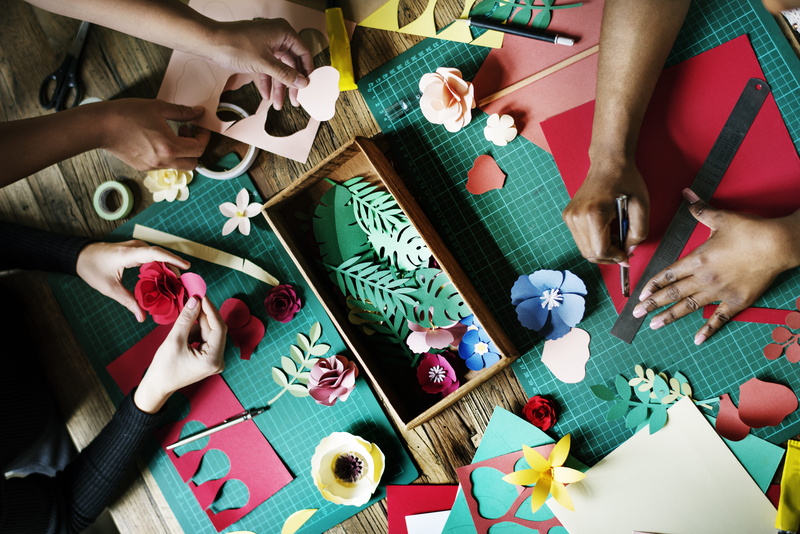 flowers, box, togetherness, make, flatlay, craft, lifestyle, table, group of people, human hand, women, leisure games, making, creativity, card, cutting
