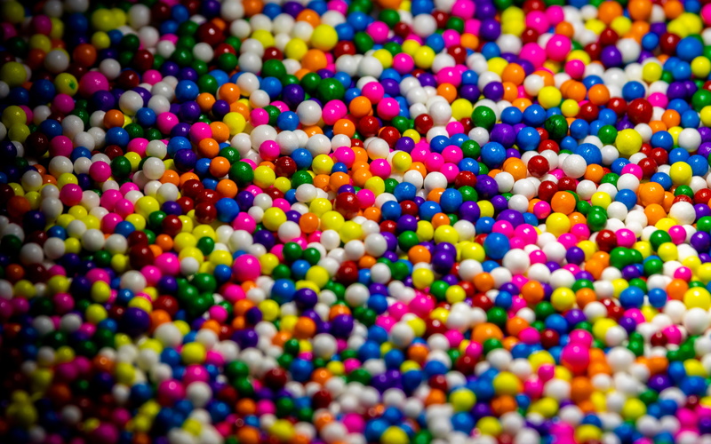 4K, sprinkles, colorful, red, blue, balls, yellow