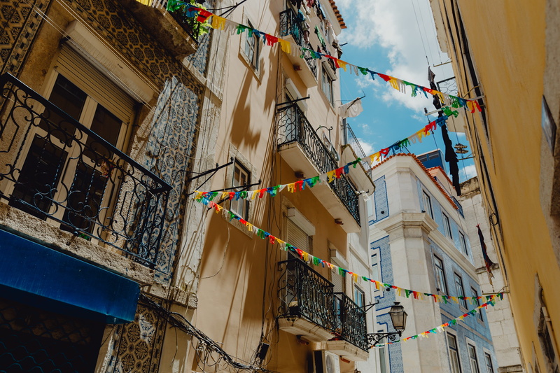 outdoors, clothesline, lisboa, lisbon, decoration, residential district, building exterior, built structure, santo antonio, city, day, clothing, june, 5K
