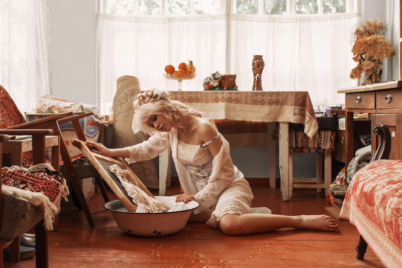 creativity, hairstyle, table, indoors, 720P, young women, furniture, blond hair, on the floor, hair, casual clothing, real people, lifestyles, blonde