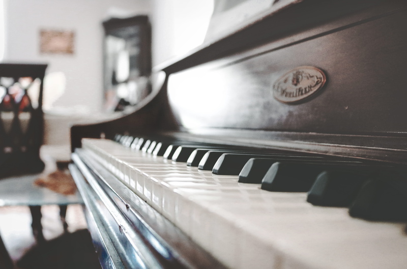 play, 5K, musical equipment, domestic room, keyboard instrument, keyboard, x-ray, shift, tilt, selective focus, cup, focus, piano key, home interior, playing