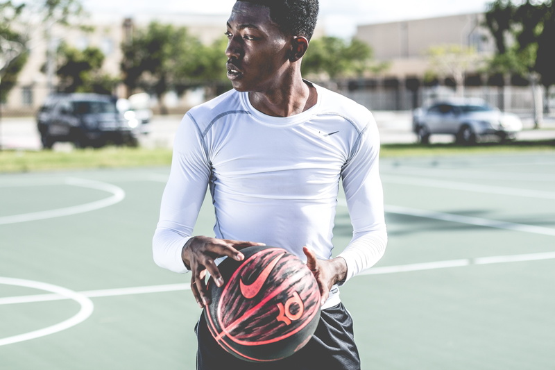 basketball - ball, competitive Sport, people, sweatshirt, only Men, jogging, young men, sportsman, Nike, adult, males, basketball - sport, sunlight, relaxation Exercise