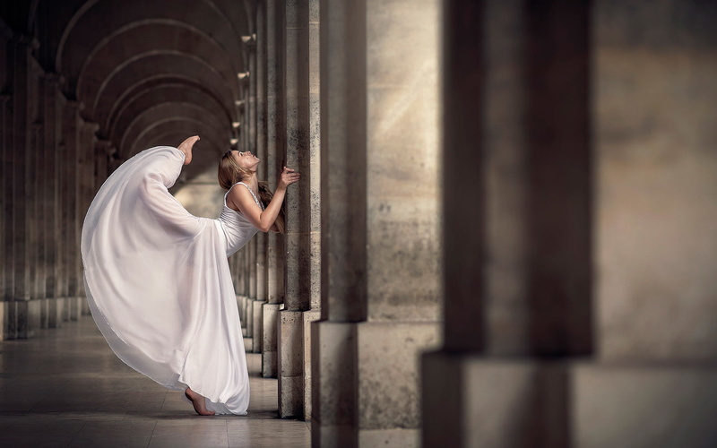 depth of field, wedding, left, newlywed, blonde, leg, women, one person, architecture, barefoot, pillar, built structure, post, belief, event, leaning