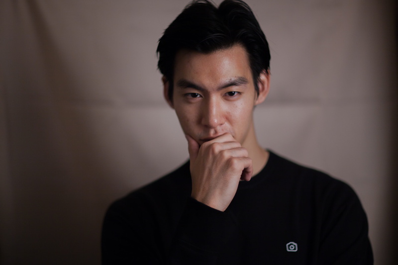men, 5K, man in black, looking at camera, headshot, hair, one person, people, indoors, unsplash, chin, skin tone, portrait, camera, serious, right, young adult