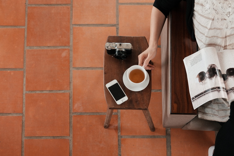 midsection, coffee, coffee - Drink, technology, coffee cup, tea, ceramic, 4K, witting, hand, sitting, one Person, cafe, reading, mug, armchair, drinking