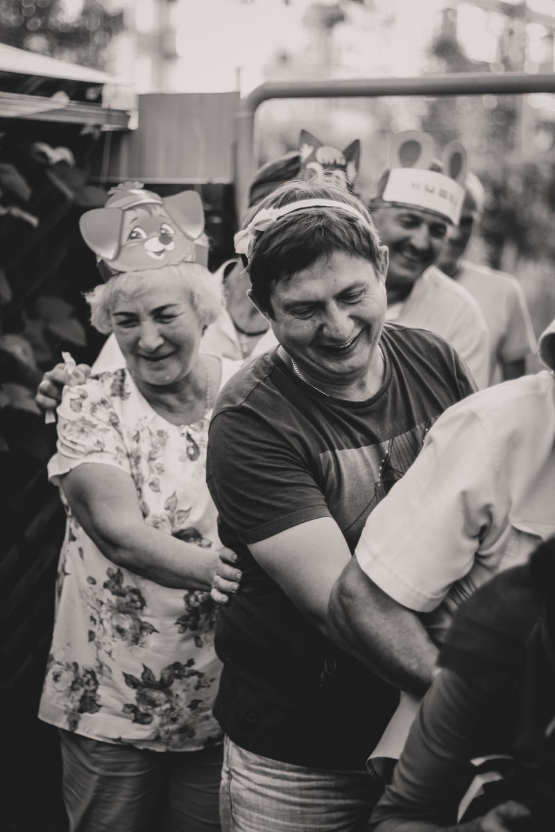 adult, face, photography, beard, casual clothing, apparel, crowd, togetherness, incidental people, real people, leisure activity, hair, person, standing