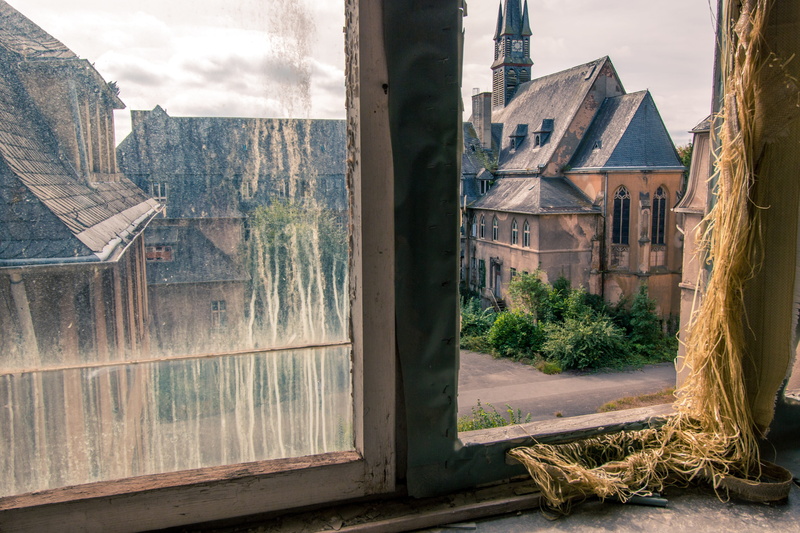 house, leave, day, old building, wooden, building exterior, outdoors, broken disc, glass - material, historically, wood - material, architecture, opened