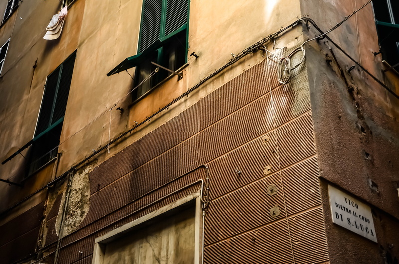 sunlight, building Exterior, day, urban Scene, no people, wall - building feature, building, metal, built Structure, old, opened, callejones, text, 2K