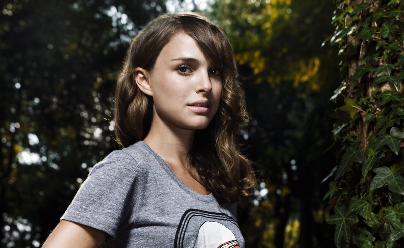 hairstyle, actress, 2K, focus on foreground, hd, outdoors, beauty, Natalie, hair, headshot, looking at camera, scoop, real people, casual clothing, neck