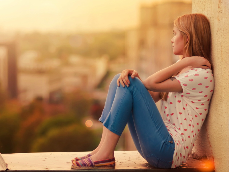 reverie, sitting, mood, full screen, Rus, women, HD, girl, heart, fullscreen, background, blur, widescreen, shirt, print, s, pink