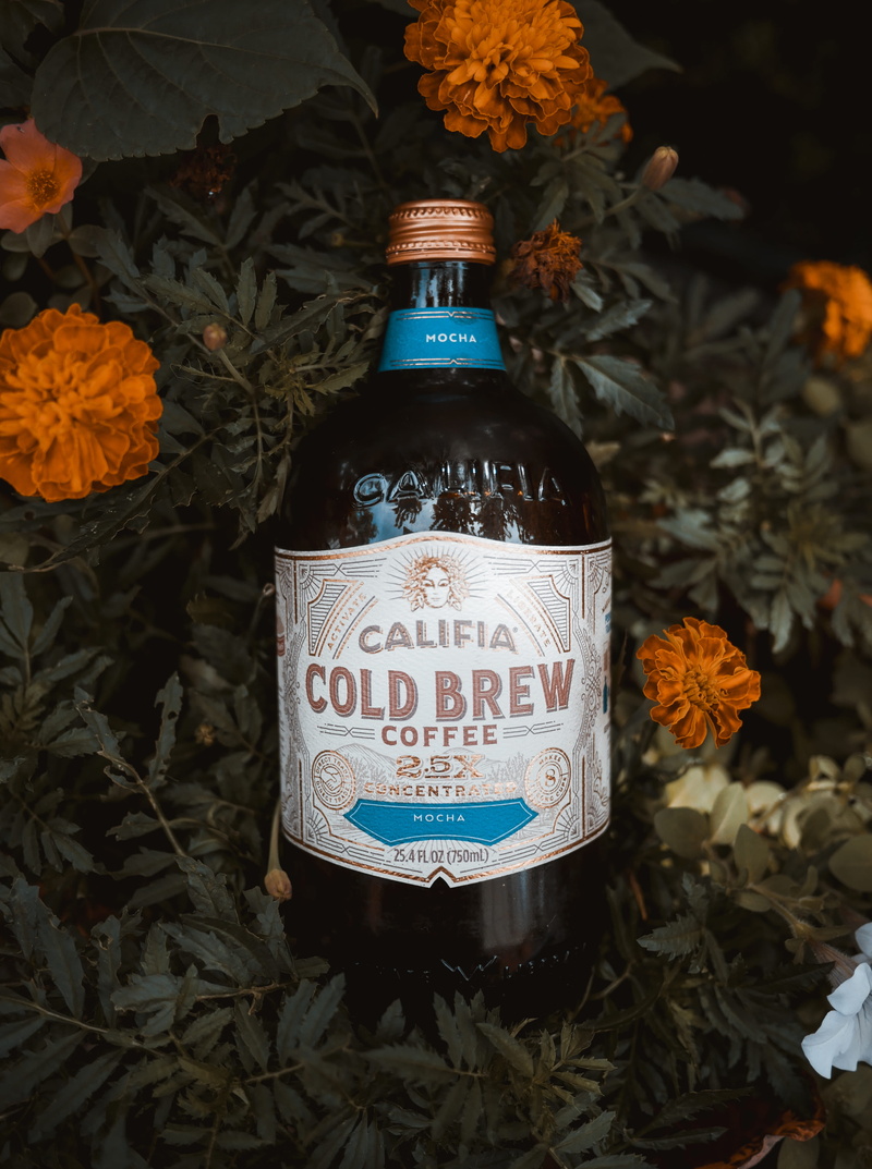 lager, caffeine, fashion, teal, label, drink, flower, cold brew, brew, alcohol, blue, no People, bottle, liquid, alcohol Abuse, photoshoot, califia, 4K