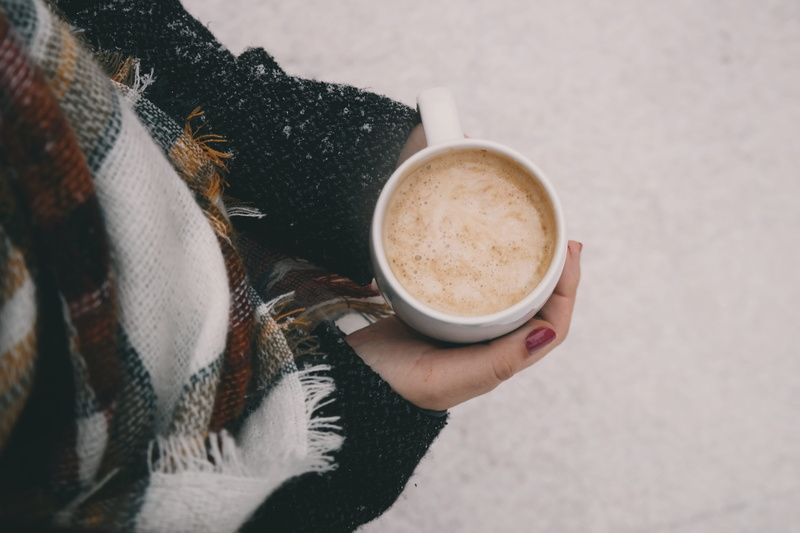 nail, freshness, cup of coffee, real people, one person, hot, frothy drink, coffee, hand, body part, hot drink, human body part, weather, food and drink